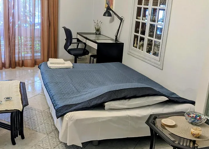 άνετο ισόγειο με αυλή