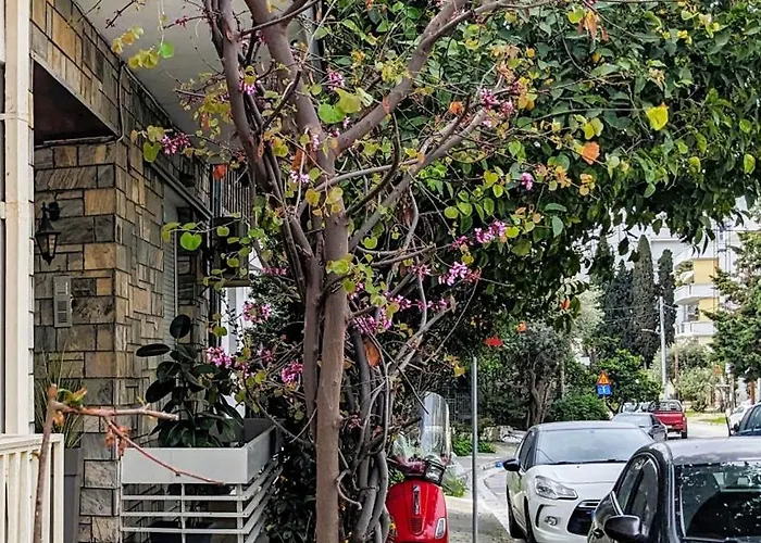 άνετο ισόγειο με αυλή