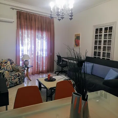 Άνετο ισόγειο διαμέρισμα με αυλή