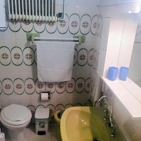 Spacious Apartment With Patio *