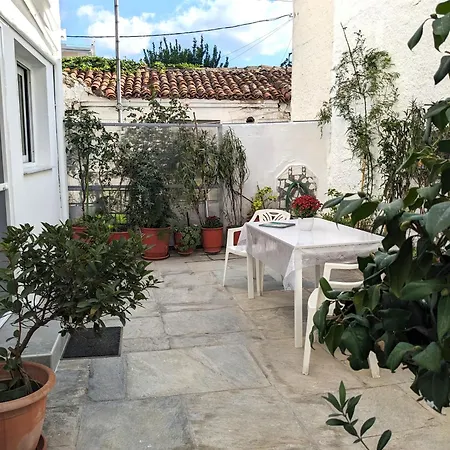 Άνετο ισόγειο διαμέρισμα με αυλή 3* Volos