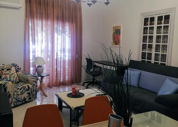 Άνετο Ισόγειο Διαμέρισμα Με Αυλή