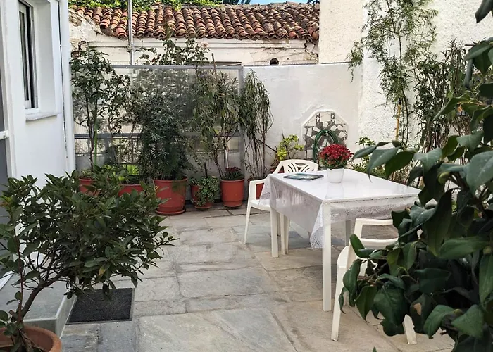 Άνετο Ισόγειο Διαμέρισμα Με Αυλή * Volos